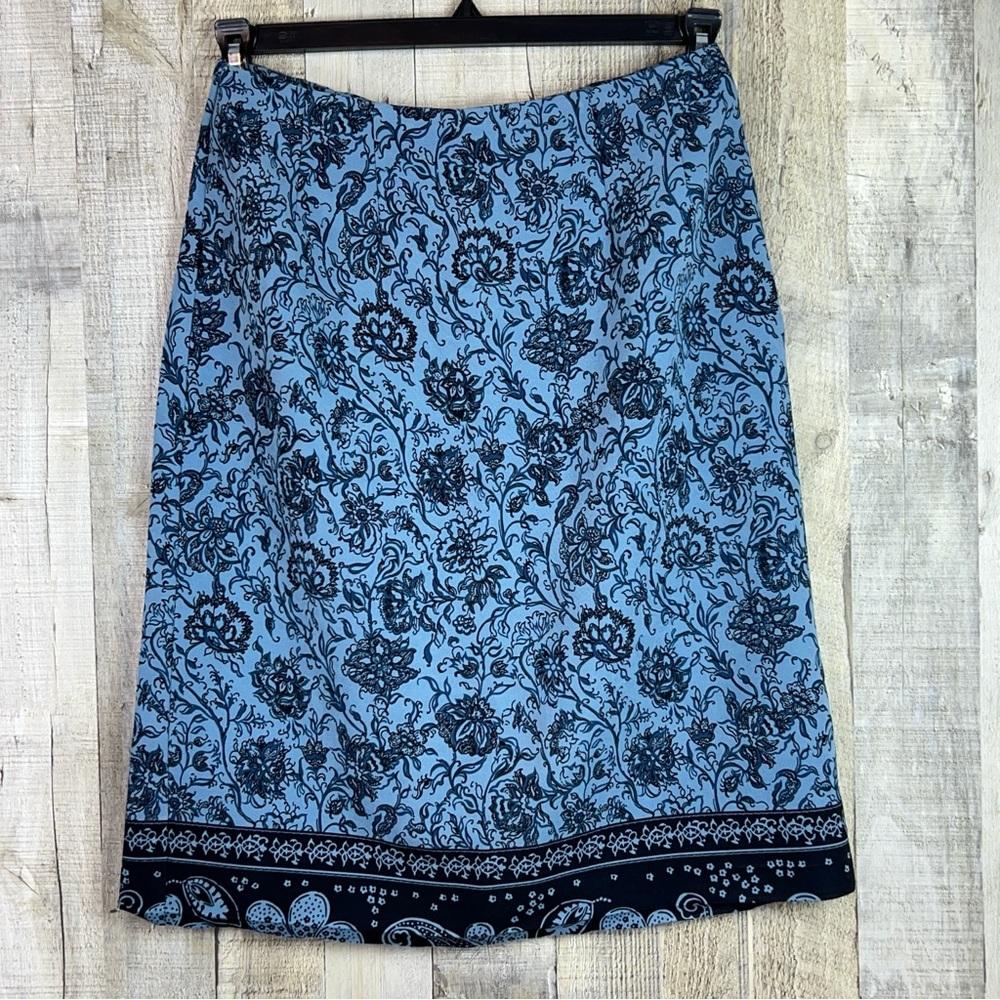 Sag Harbor Petite Size 8 Floral Blue Skirt Back Zipper Flawed Hem is not sewn